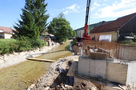 GRADNJA NOVE BRVI ČEZ CERKNIŠČICO 06 FOTO LJUBO VUKELIČ